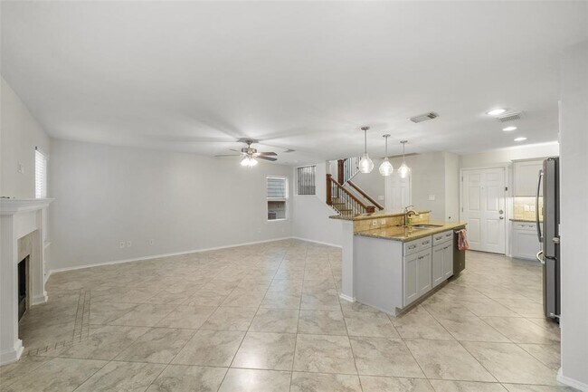 Building Photo - 131 N Villa Oaks Dr