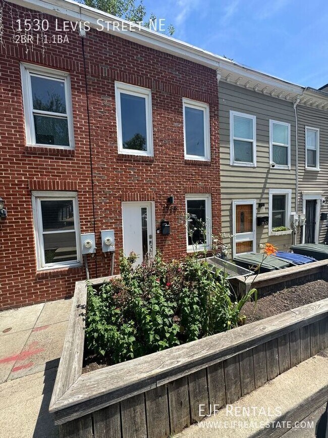 Building Photo - 1530 Levis St NE