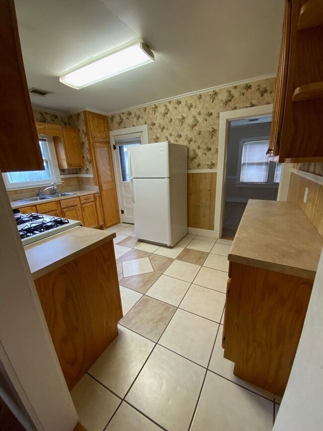 Building Photo - 313 St Thomas St