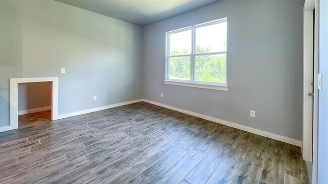 Building Photo - 1724 Salma Rd