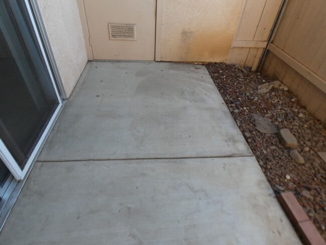 Building Photo - Bright and Fresh Downstairs 1 bedroom Condo at Las Palmas