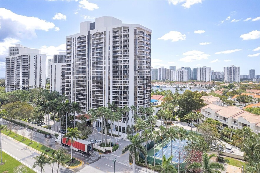 Building Photo - 3598 Yacht Club Dr