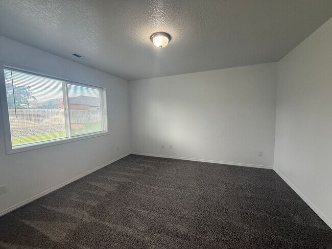 Building Photo - 3 bed, 2 bath- Kennewick Location!