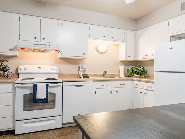 Beautiful Kitchen with Appliances - The Colonial Apartment Homes