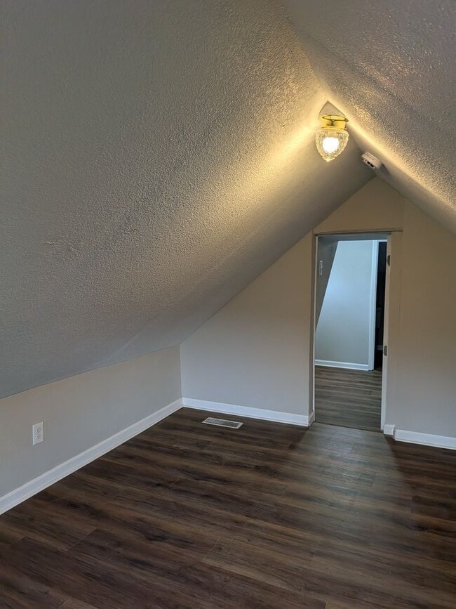 Building Photo - Cool 3 bed 2 bath House in Jeff City