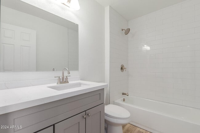 Building Photo - 10935 W Santa Fe Dr