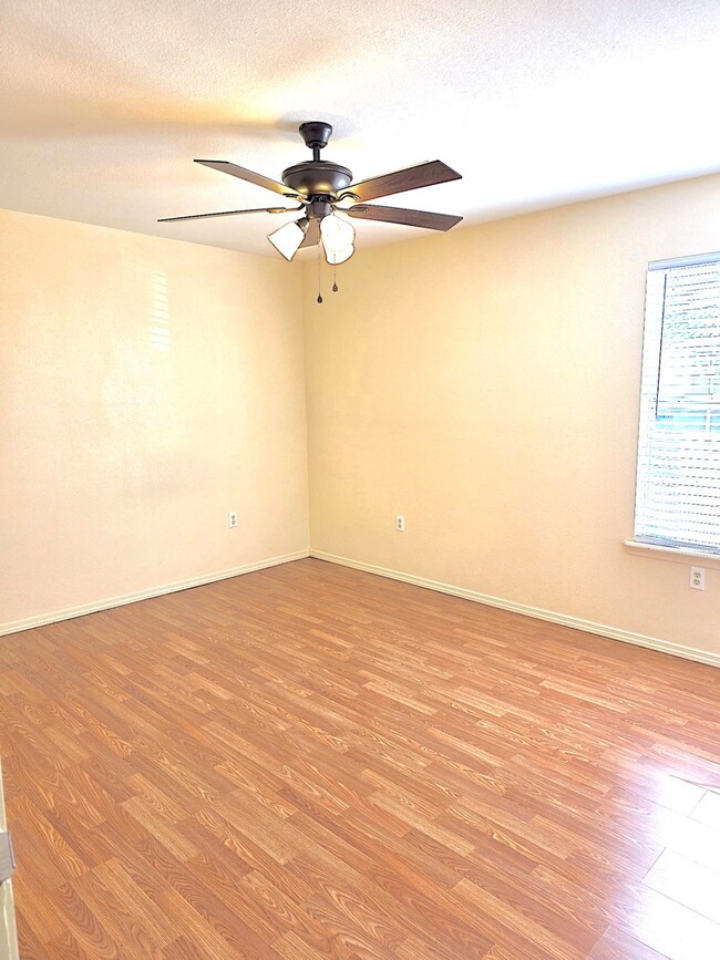 Building Photo - 129 Townsgate Plaza