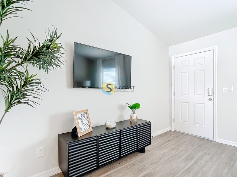 Building Photo - 6 Pine Cedar Dr