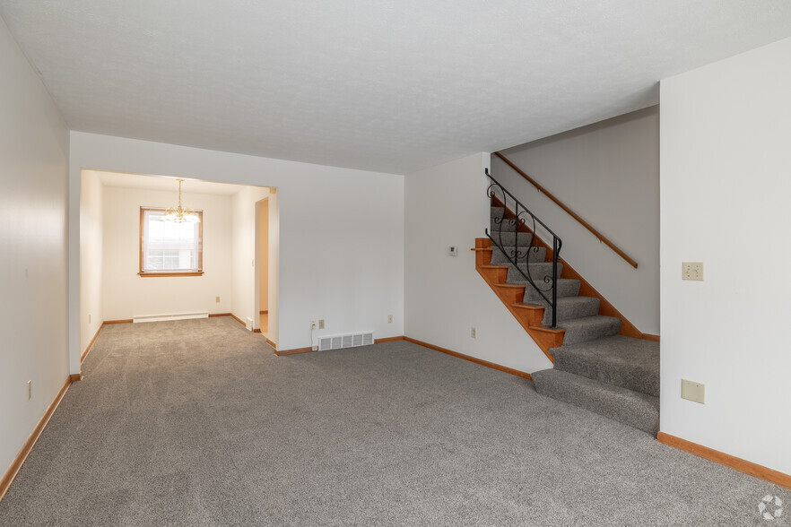 2BD, 1BA - 900SF - LIVING ROOM - Bexley Townhomes