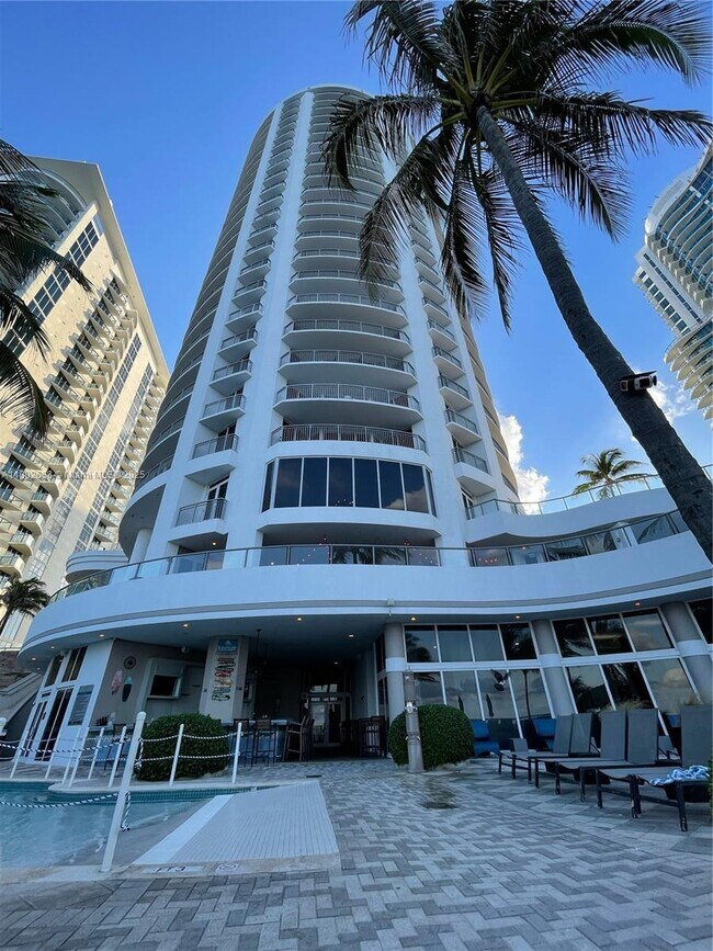 Building Photo - 17375 Collins Ave