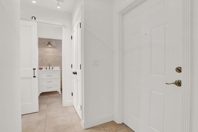 Building Photo - 32 Colonial Club Dr