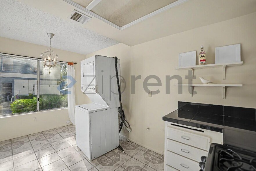Building Photo - Unit 3