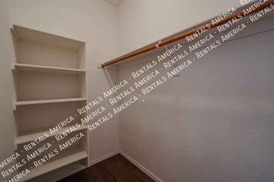 Building Photo - 1705 E Aloe Pl