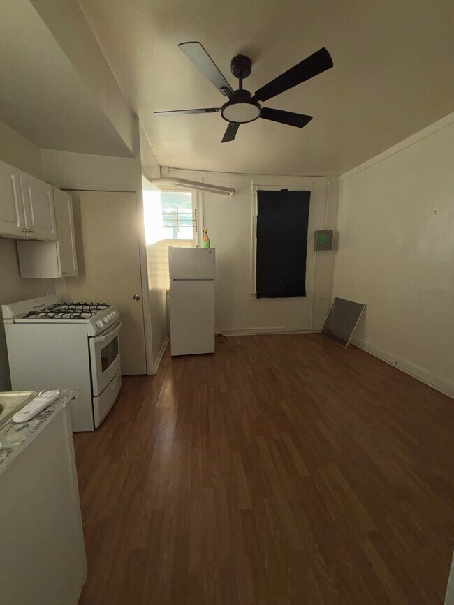 Primary Photo - 292X Parkwood Ave