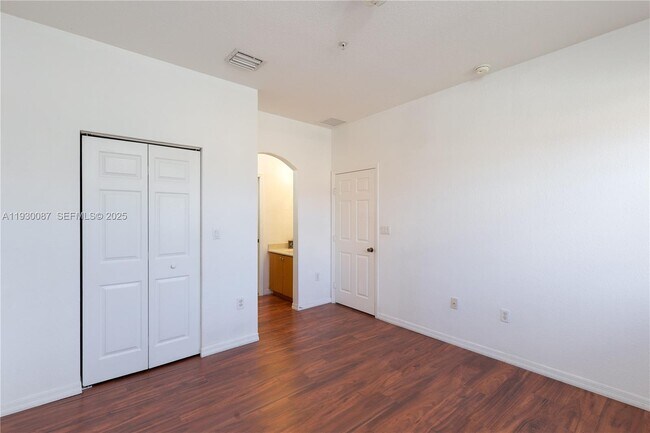 Building Photo - 1009 SW 144th Ave