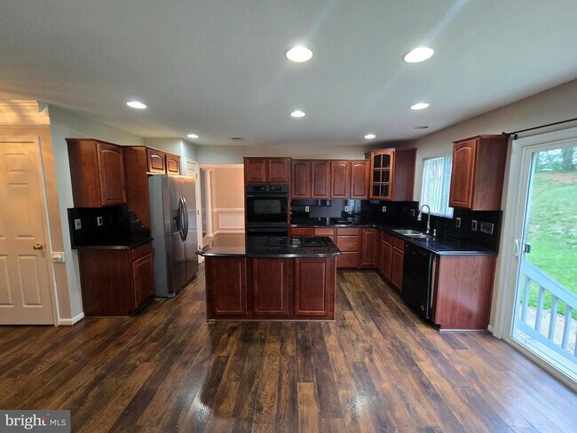 Building Photo - 832 Fox Den Rd
