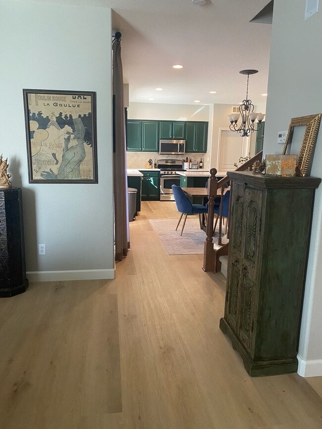 Building Photo - Spacious 4-Bedroom Townhome with Downstairs Bed/Bath in Creekside!