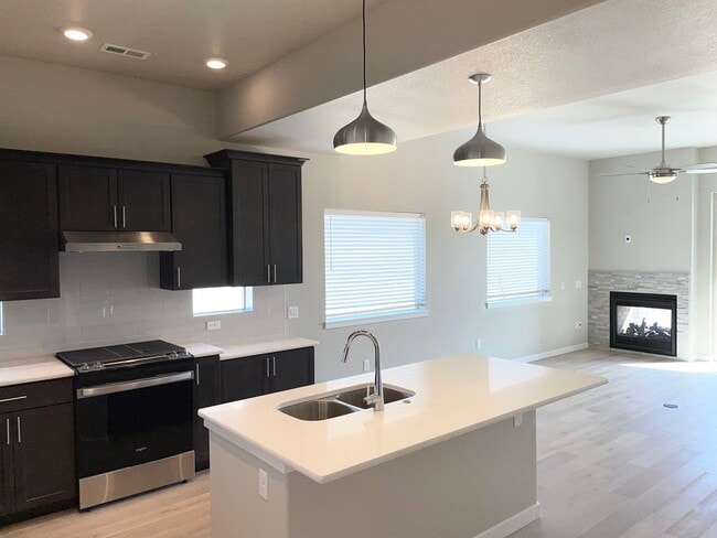 Building Photo - Townhome w/ All the Bells and Whistles!