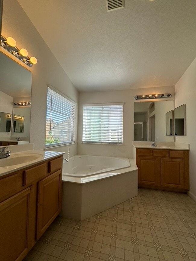 Building Photo - Comfortable home has 5Bdm 3Ba Home With 3 ...