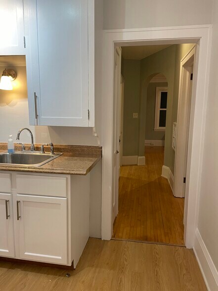 Building Photo - 320 E 5th St