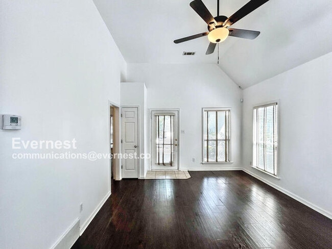 Building Photo - 1079 River Isle Dr