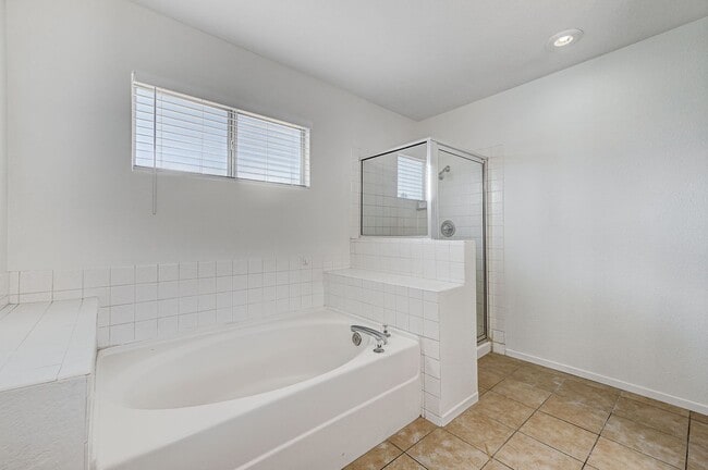 Building Photo - Spacious Henderson Four Bedroom!