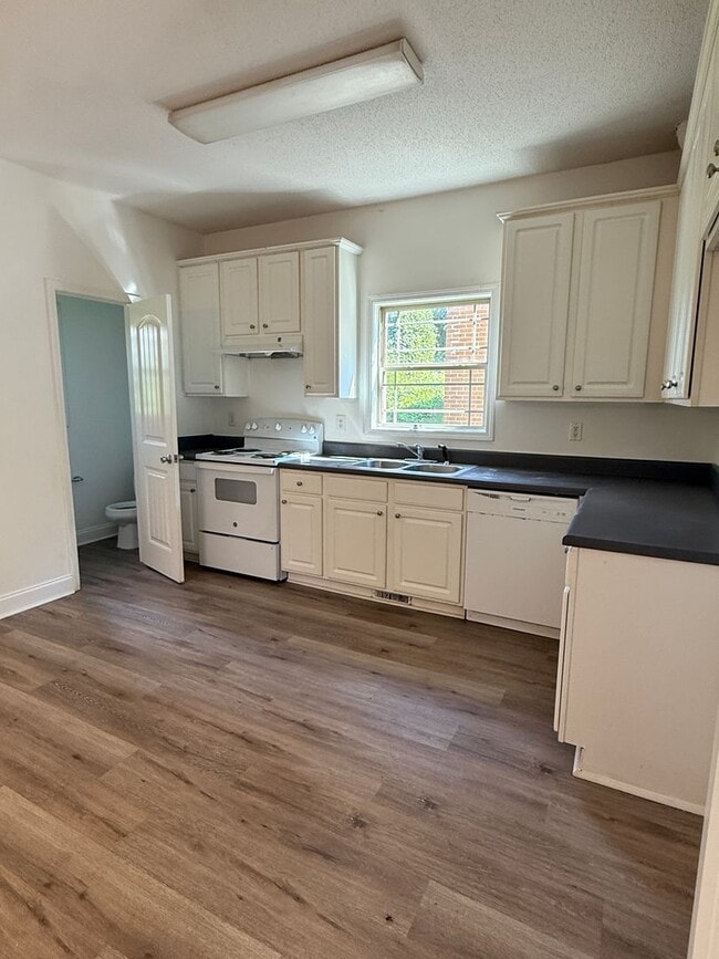 Building Photo - Spacious Two Bedroom Home