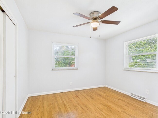 Building Photo - 207 Greenlawn Dr