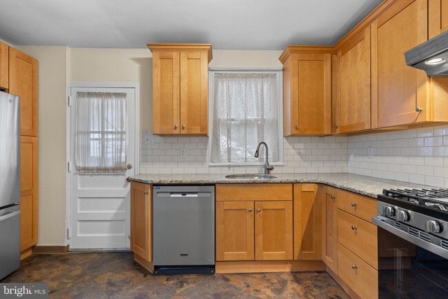 Building Photo - 134 Plant Ave