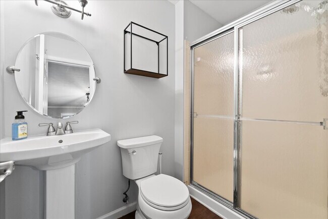 Building Photo - Stunning End-Unit Townhouse with Golf Cour...