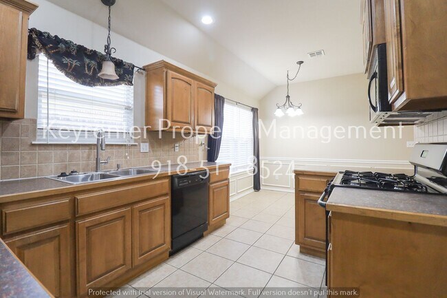 Building Photo - 3 Bed | 2 Bath in Collinsville!