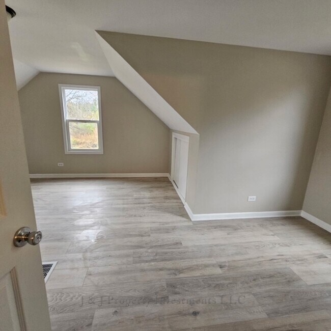 Building Photo - 7119 S Solon Rd