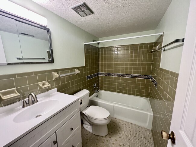 Building Photo - 427 6th Ave W