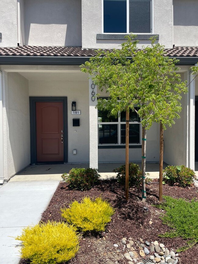 Building Photo - 2 bed, 2.5 bathroom Townhouse