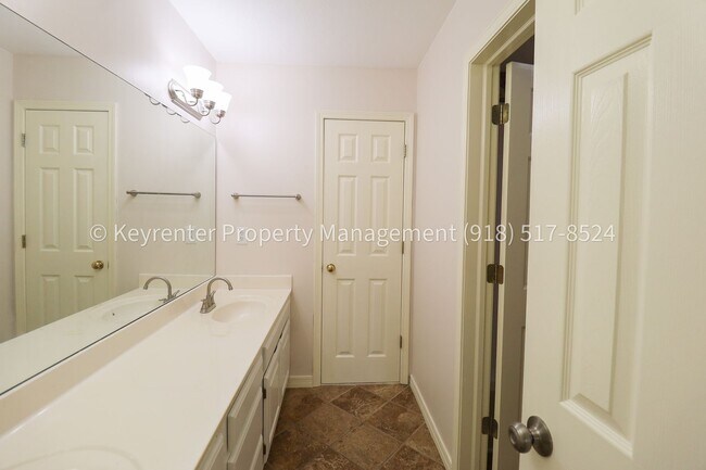 Building Photo - 4 Bed | 2 Bath in Broken Arrow!