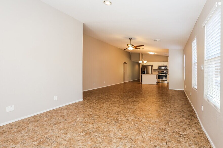 Building Photo - 3312 W Five Mile Peak Dr