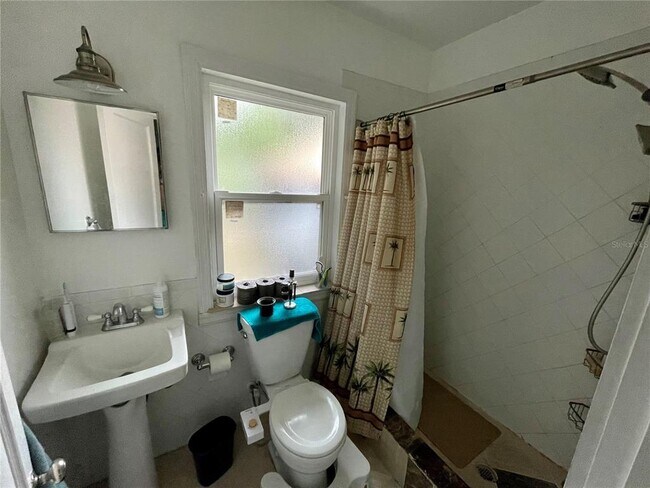 Building Photo - 2120 8th Ave W