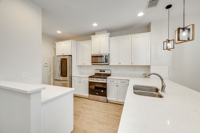 Building Photo - Loren Cove Villa