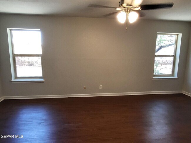 Building Photo - 408 Hollydale Dr