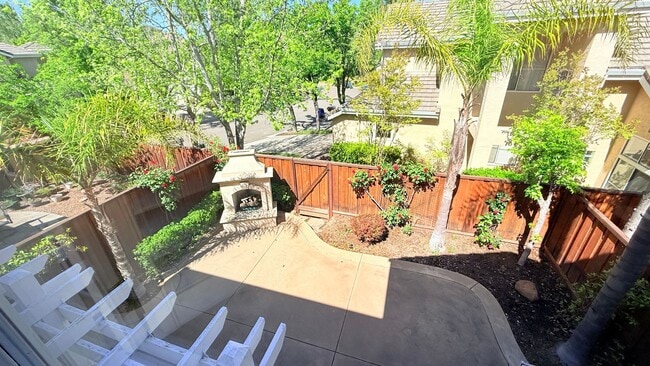 Building Photo - Gorgeous Two (2) Suites--- Executive Style 2BD/2.5BA + Loft, Two-Story TH at The Lake at Canyon L...