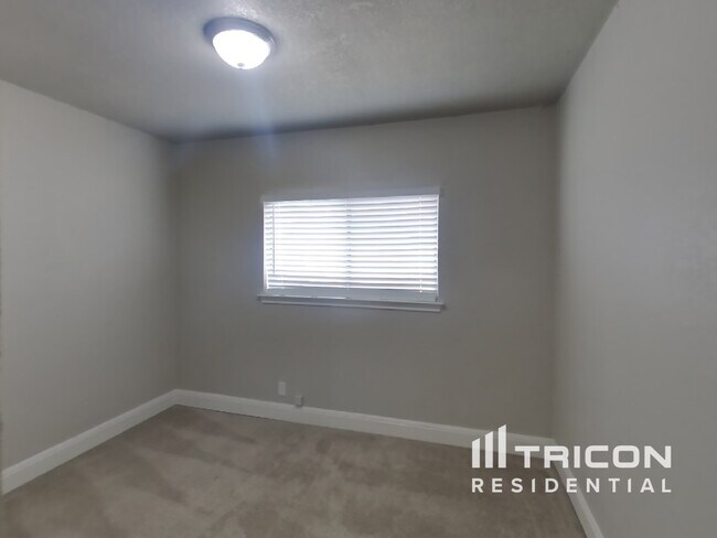 Building Photo - 8755 Ridge Moon Dr
