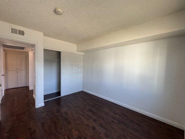 Building Photo - Spacious 3-Bed, 1-Bath Condo with Granite ...