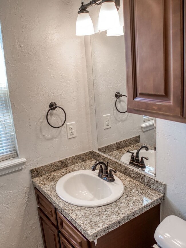 Building Photo - 3 Bedroom 2 Bath home in Shawnee!