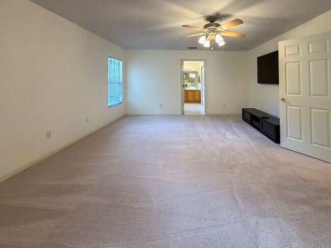 Building Photo - 4BR/2BA POOL home in NW Gainesville!