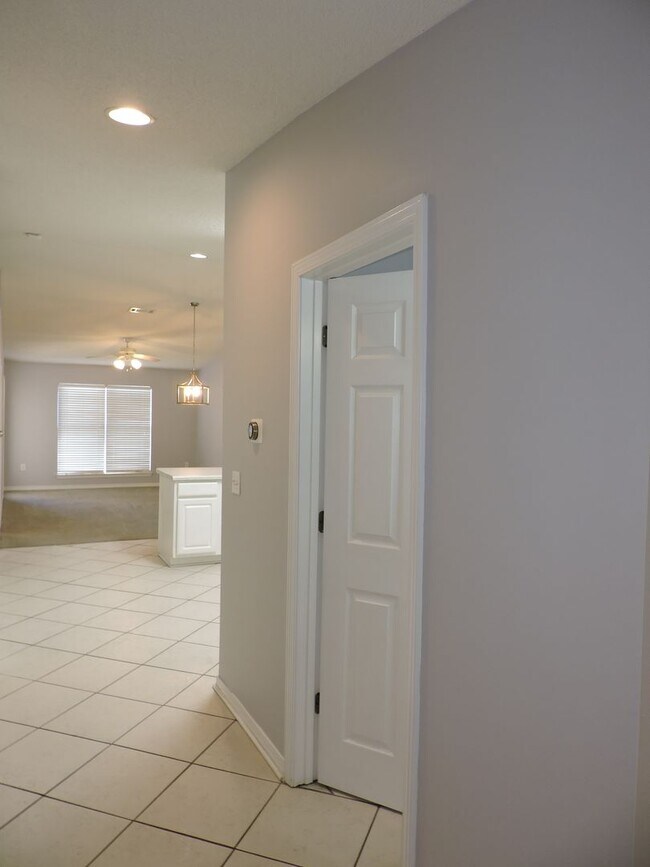 Building Photo - Easy access to interstate, shopping & hosp...