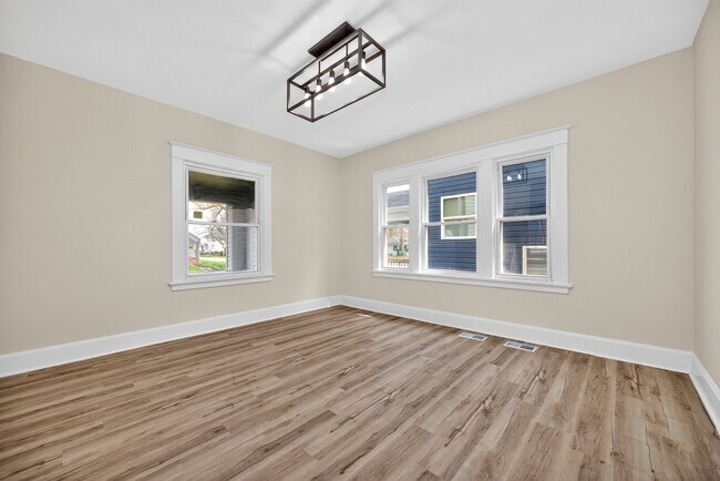 Building Photo - 716 15th Ave