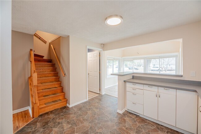 Building Photo - 133 River Meadow Dr