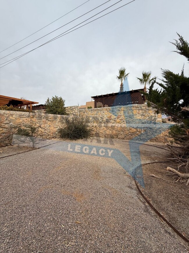 Building Photo - Charming Home with Mountain Views!