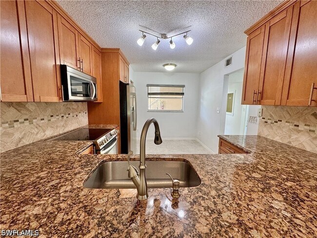 Building Photo - 661 Squire Cir