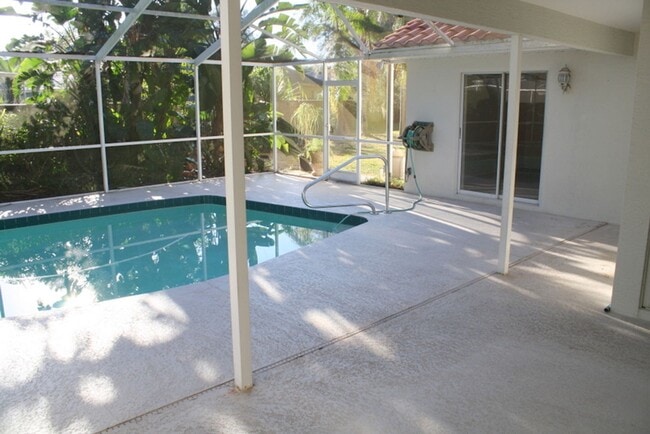 Building Photo - Beautiful 3 Bedroom two Bath